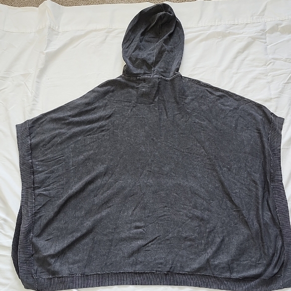 Barefoot Dreams Faded Black Sunbleached Poncho - Picture 5 of 5